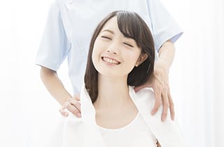 施術を受ける女性