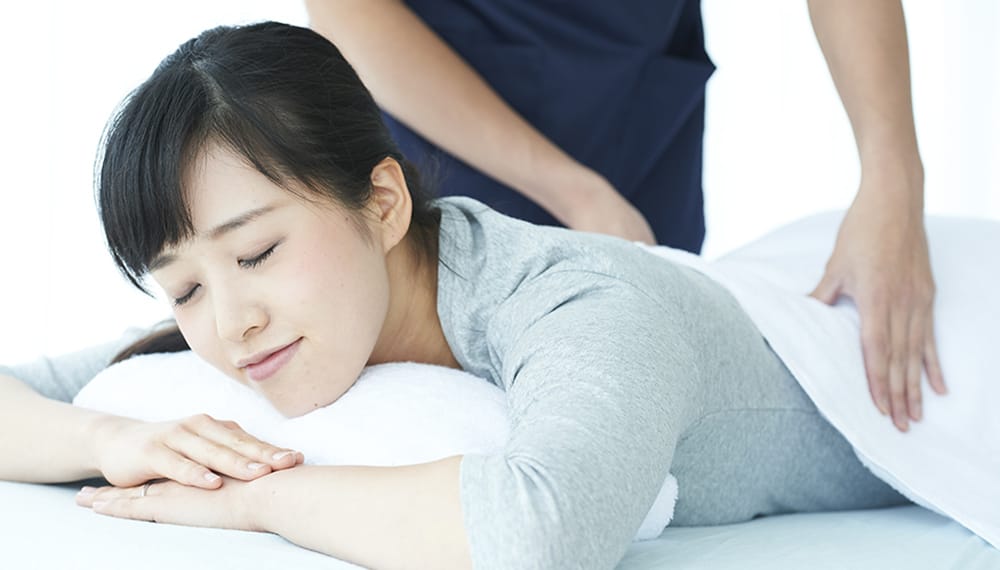 施術を受ける女性